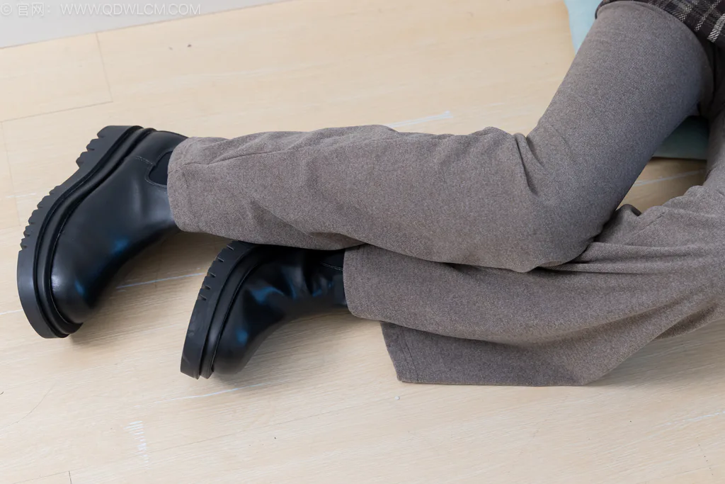 图片[2]-精选勿恋传媒 NO.2573 小羊-短靴、薄灰丝、裤里丝[157P]-草丛看图