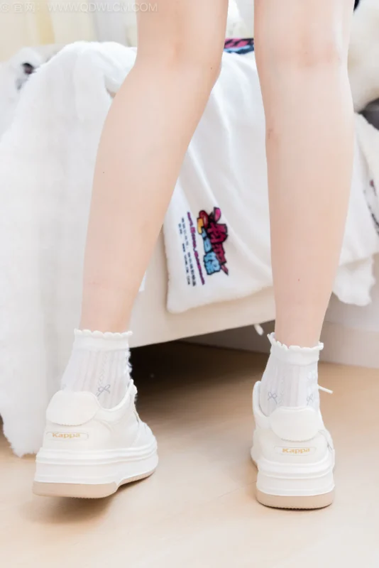 勿恋传媒 NO.2571 灵儿-板鞋、白棉袜、裸足[154P]-草丛看图