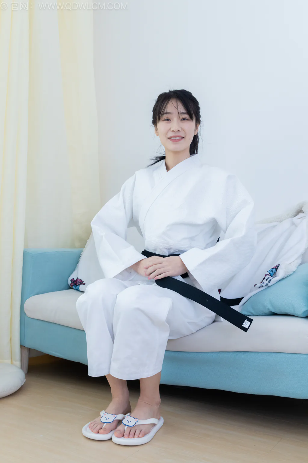 图片[2]-精选勿恋传媒 NO.2552 菜菜-人字拖、黑色踩脚裤袜、裸足、纯白棉袜[230P]-草丛看图