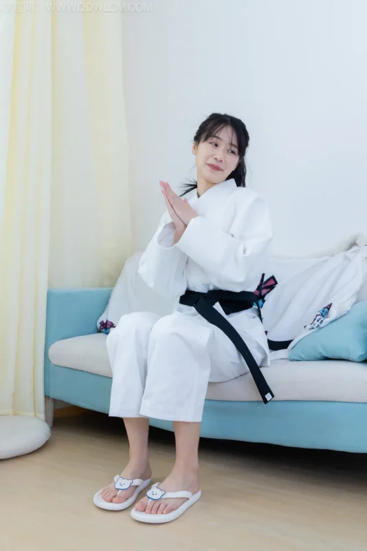 精选勿恋传媒 NO.2552 菜菜-人字拖、黑色踩脚裤袜、裸足、纯白棉袜[230P]-草丛看图