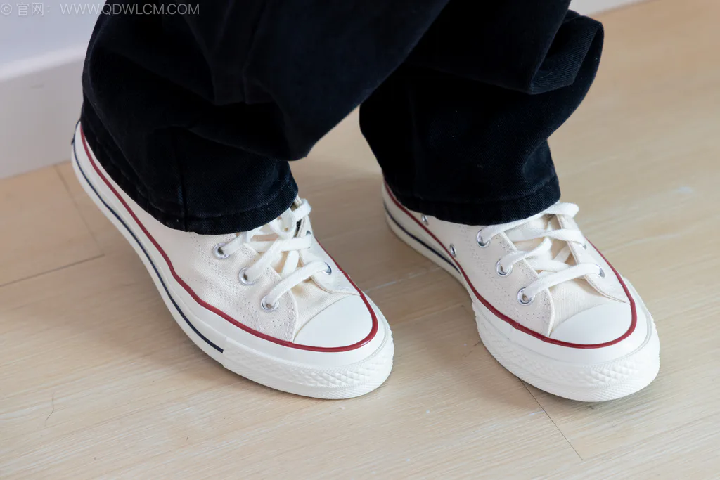 图片[1]-精选勿恋传媒 NO.2554 欢欢-帆布鞋、粉色船袜[160P]-草丛看图