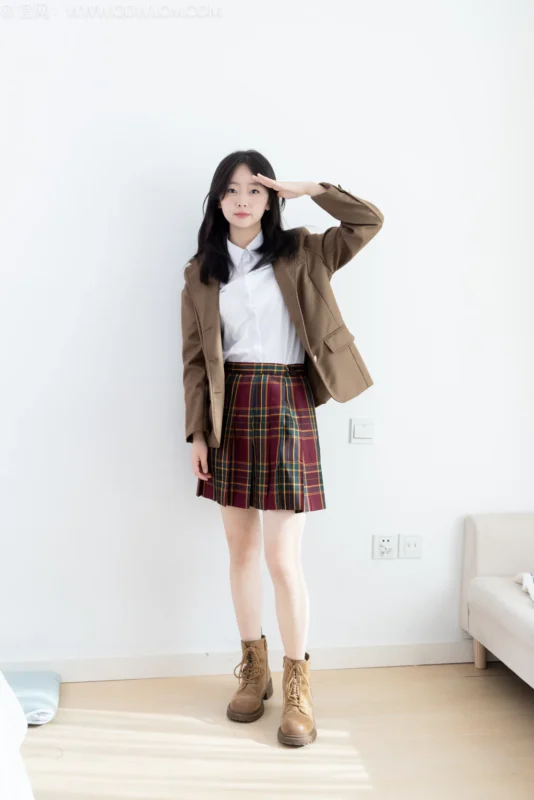 精选勿恋传媒 NO.2567 萌萌-短靴、白棉袜、裸足、jk至服[150P]-草丛看图