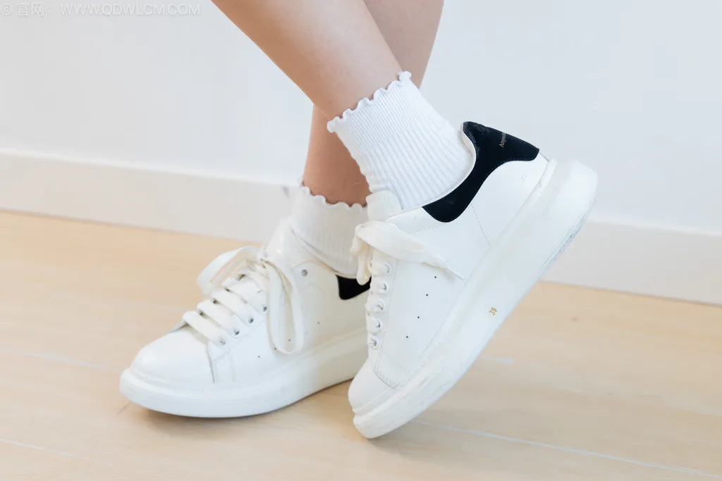 图片[2]-精选勿恋传媒 NO.2569 半夏-板鞋、纯白棉袜、裸足[149P]-草丛看图