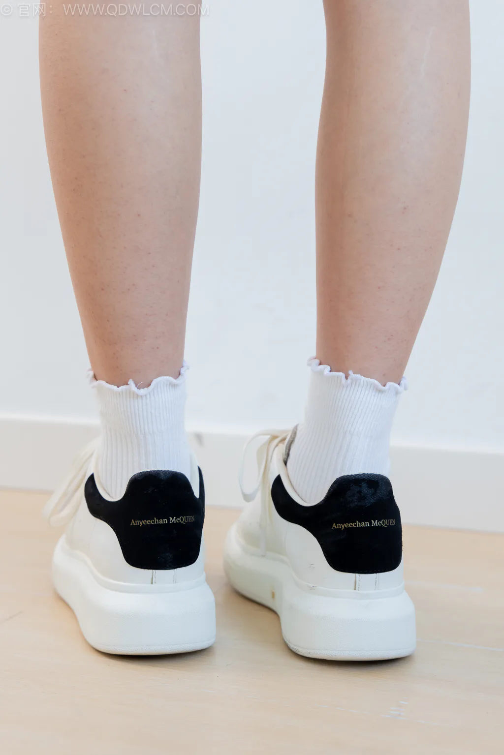 图片[3]-精选勿恋传媒 NO.2569 半夏-板鞋、纯白棉袜、裸足[149P]-草丛看图