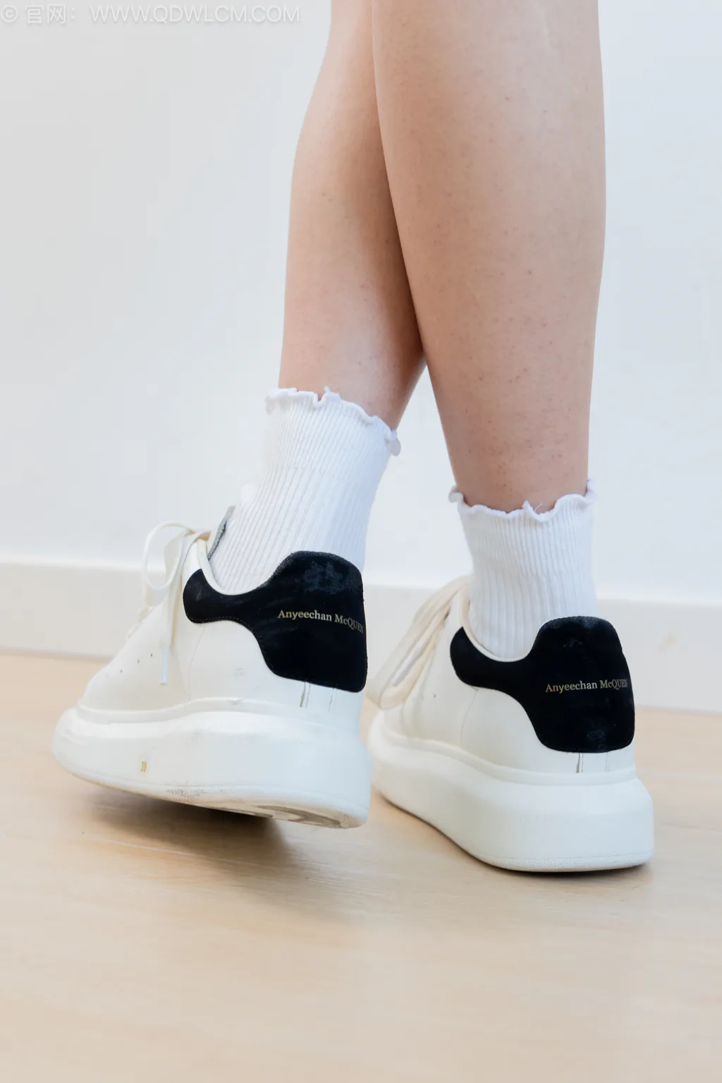 图片[4]-精选勿恋传媒 NO.2569 半夏-板鞋、纯白棉袜、裸足[149P]-草丛看图