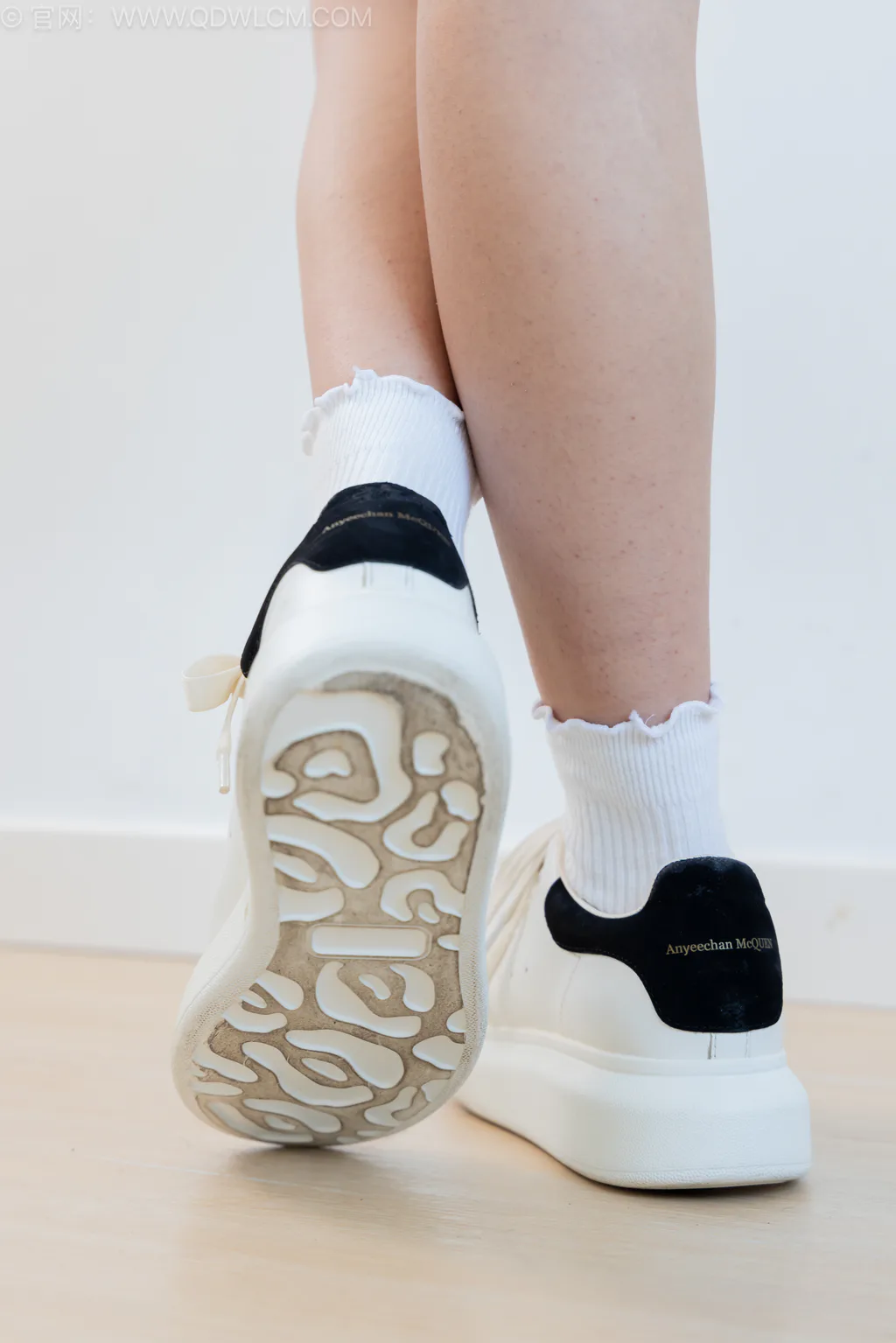 图片[5]-精选勿恋传媒 NO.2569 半夏-板鞋、纯白棉袜、裸足[149P]-草丛看图