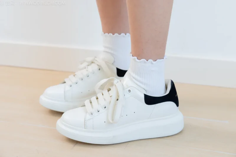 精选勿恋传媒 NO.2569 半夏-板鞋、纯白棉袜、裸足[149P]-草丛看图