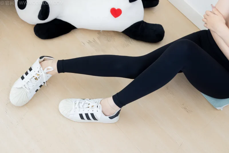 精选勿恋传媒 NO.2561 贝壳-板鞋、帆布鞋、短肉丝、瑜伽裤[165P]-草丛看图