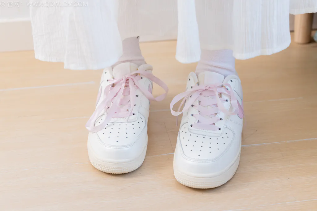 图片[2]-精选勿恋传媒 NO.2568 小羊-板鞋、白棉袜、裸足[153P]-草丛看图