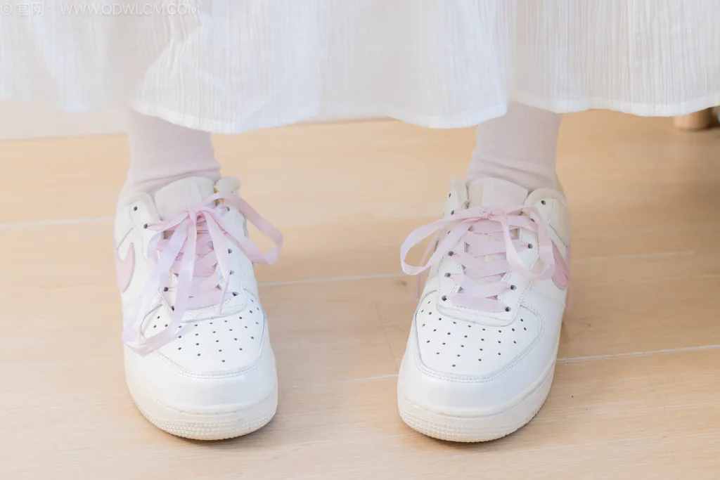 图片[4]-精选勿恋传媒 NO.2568 小羊-板鞋、白棉袜、裸足[153P]-草丛看图