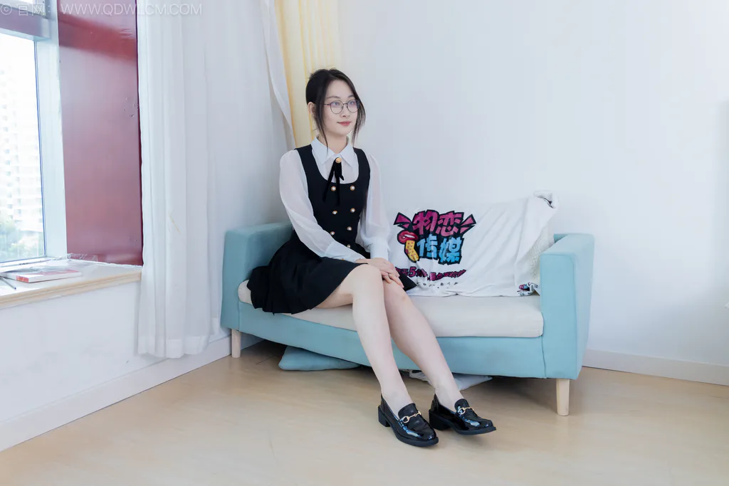 图片[2]-精选勿恋传媒 NO.2553 小新-皮鞋、厚灰丝、裸足[155P]-草丛看图