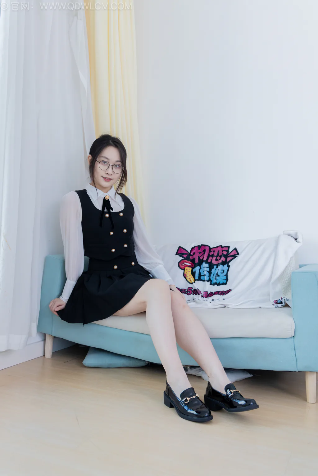 图片[4]-精选勿恋传媒 NO.2553 小新-皮鞋、厚灰丝、裸足[155P]-草丛看图