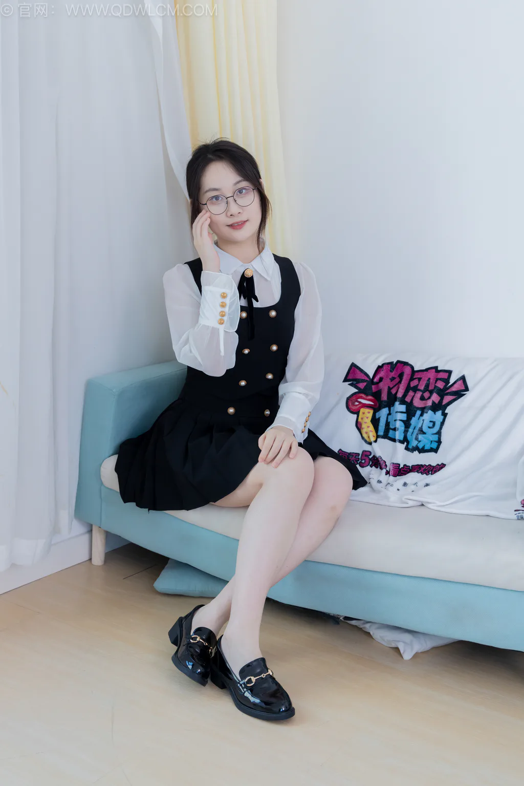 图片[1]-精选勿恋传媒 NO.2553 小新-皮鞋、厚灰丝、裸足[155P]-草丛看图