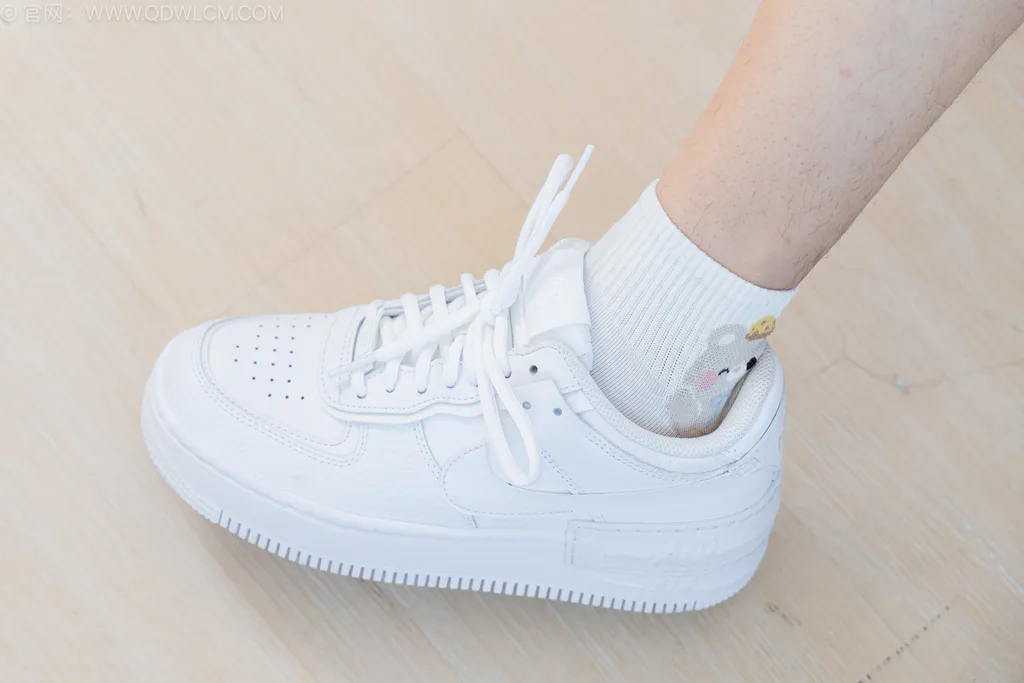 图片[2]-精选勿恋传媒 NO.2572 小爱-板鞋、白棉袜、裸足[151P]-草丛看图