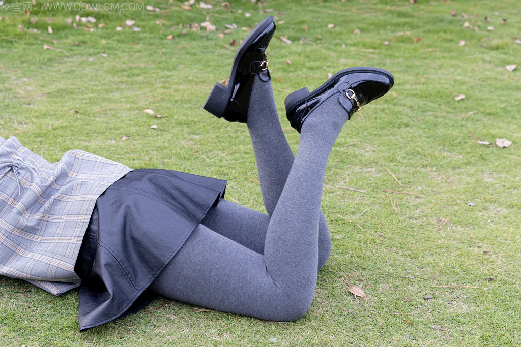 图片[2]-精选勿恋传媒 NO.2559 岚岚-皮鞋、厚灰丝、穿袜子[255P]-草丛看图