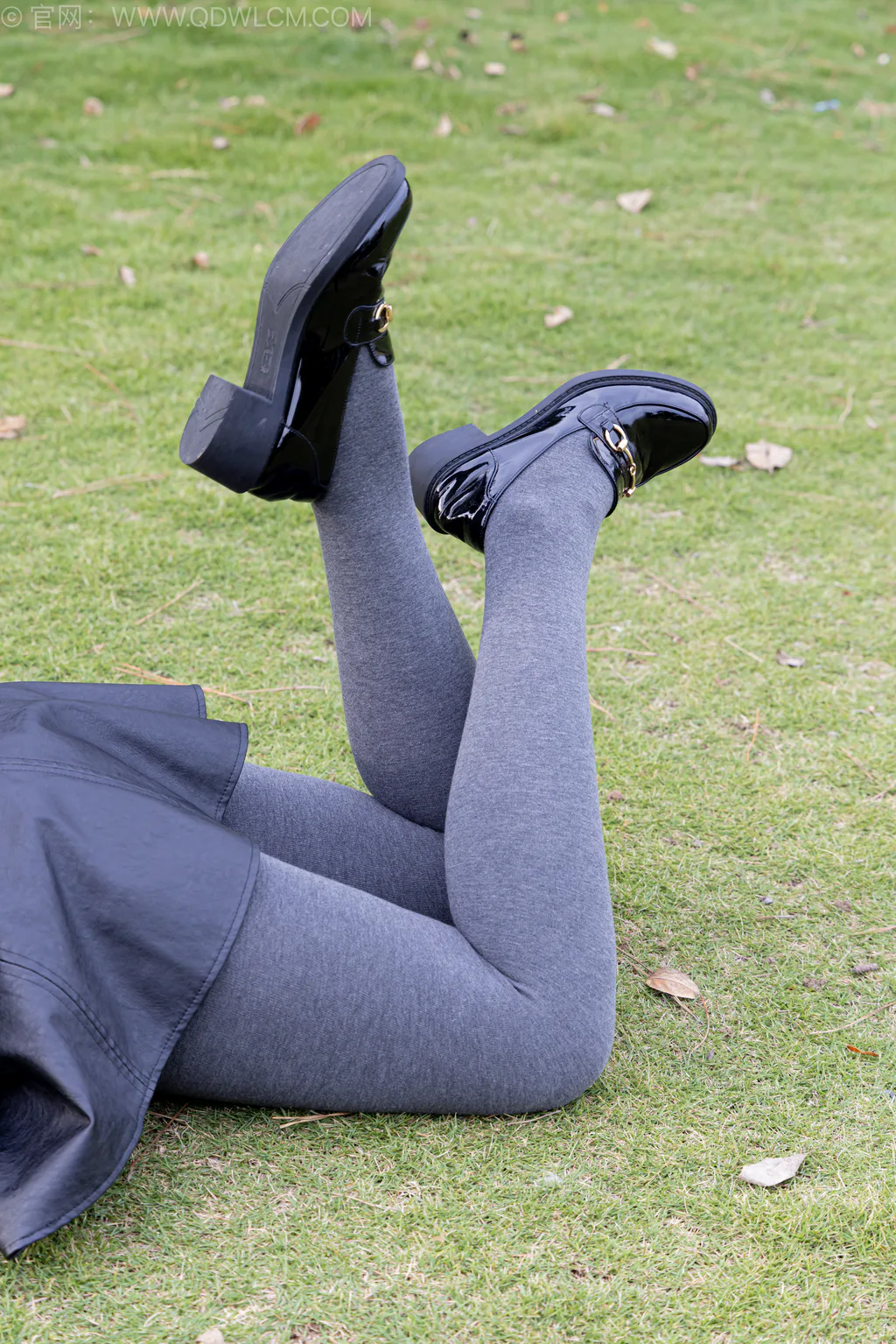 图片[1]-精选勿恋传媒 NO.2559 岚岚-皮鞋、厚灰丝、穿袜子[255P]-草丛看图