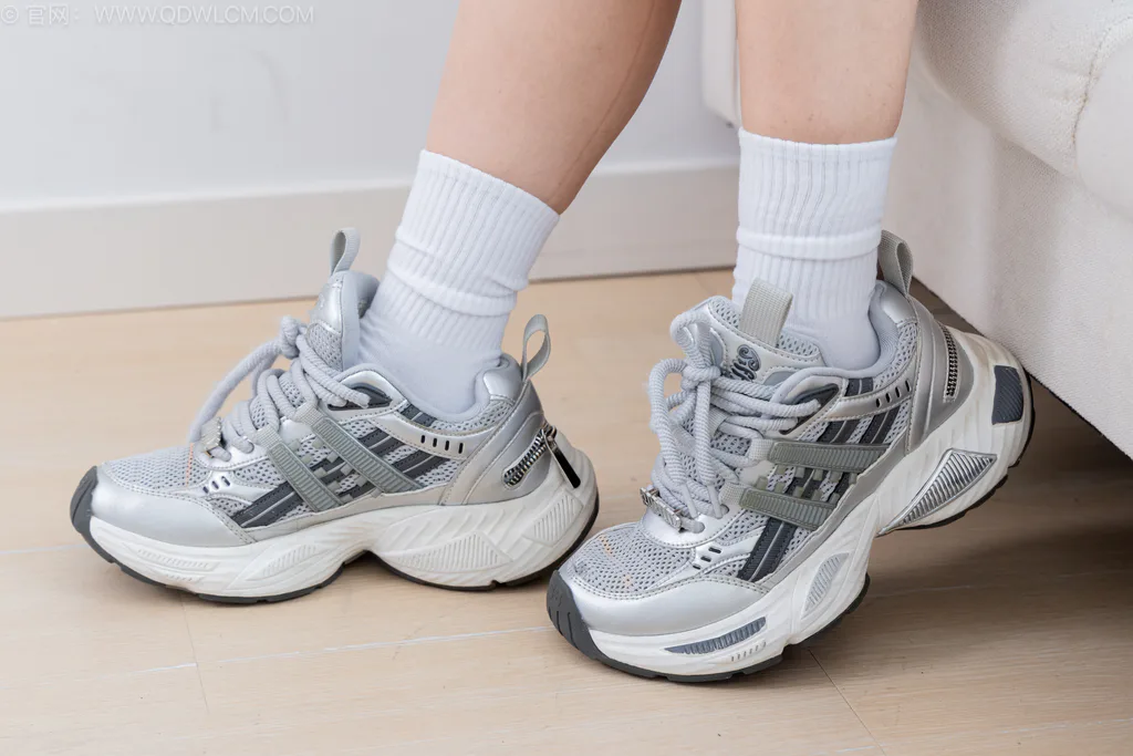 图片[4]-精选勿恋传媒 NO.2574 半夏-运动鞋、纯白棉袜、裸足[158P]-草丛看图