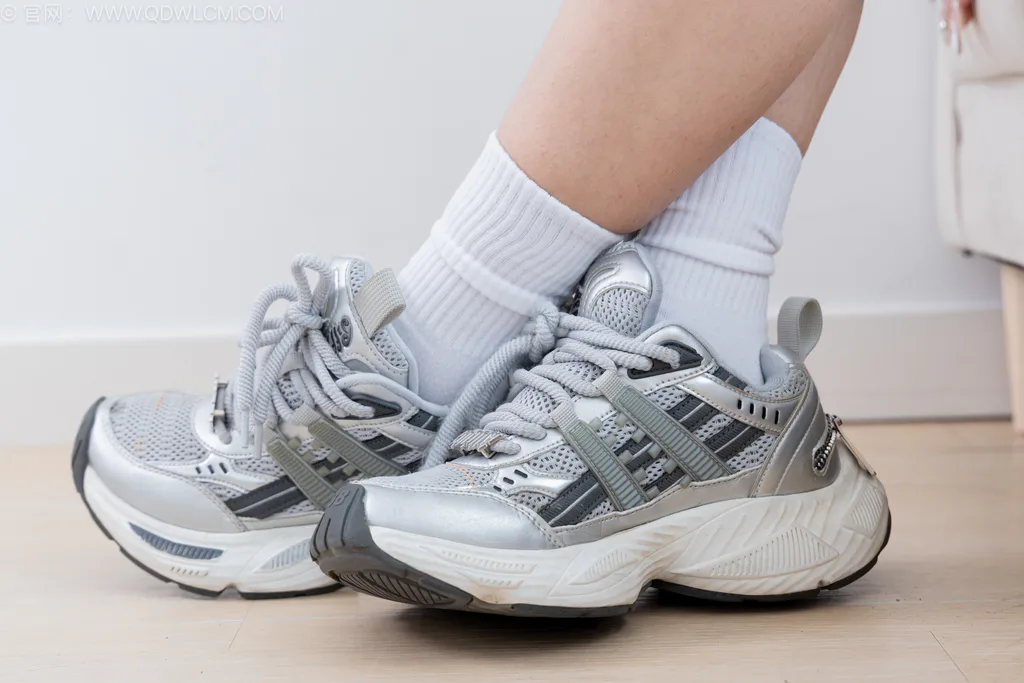 图片[5]-精选勿恋传媒 NO.2574 半夏-运动鞋、纯白棉袜、裸足[158P]-草丛看图