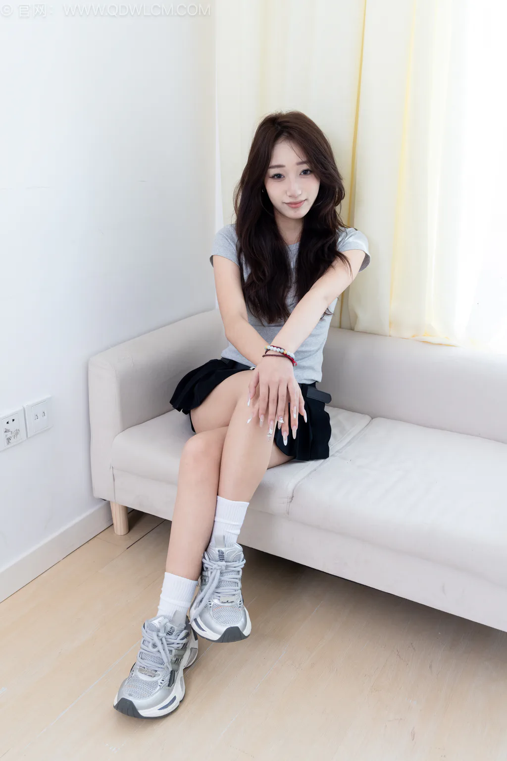 图片[1]-精选勿恋传媒 NO.2574 半夏-运动鞋、纯白棉袜、裸足[158P]-草丛看图