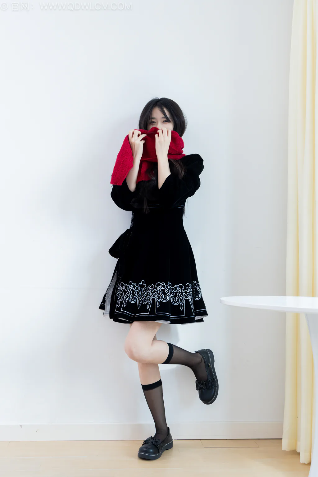 图片[2]-勿恋传媒 NO.2577 菜菜-皮鞋、小腿薄黑丝、裸足[305P]-草丛看图