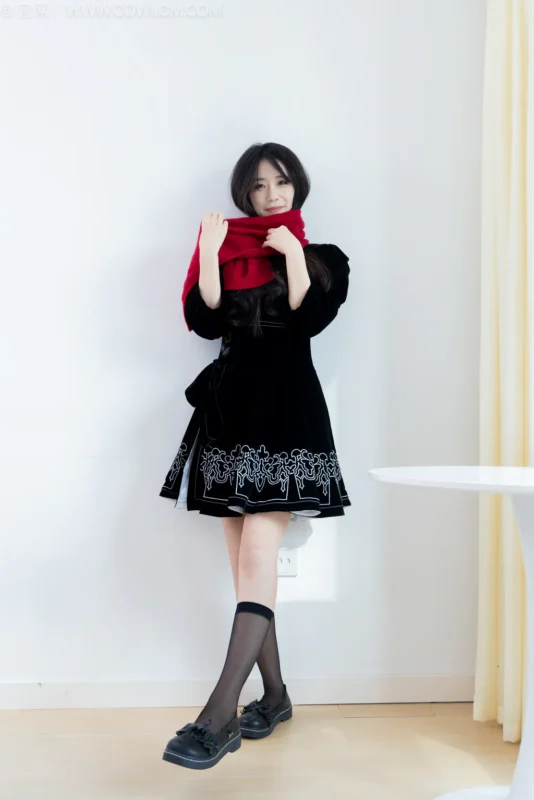 勿恋传媒 NO.2577 菜菜-皮鞋、小腿薄黑丝、裸足[305P]-草丛看图