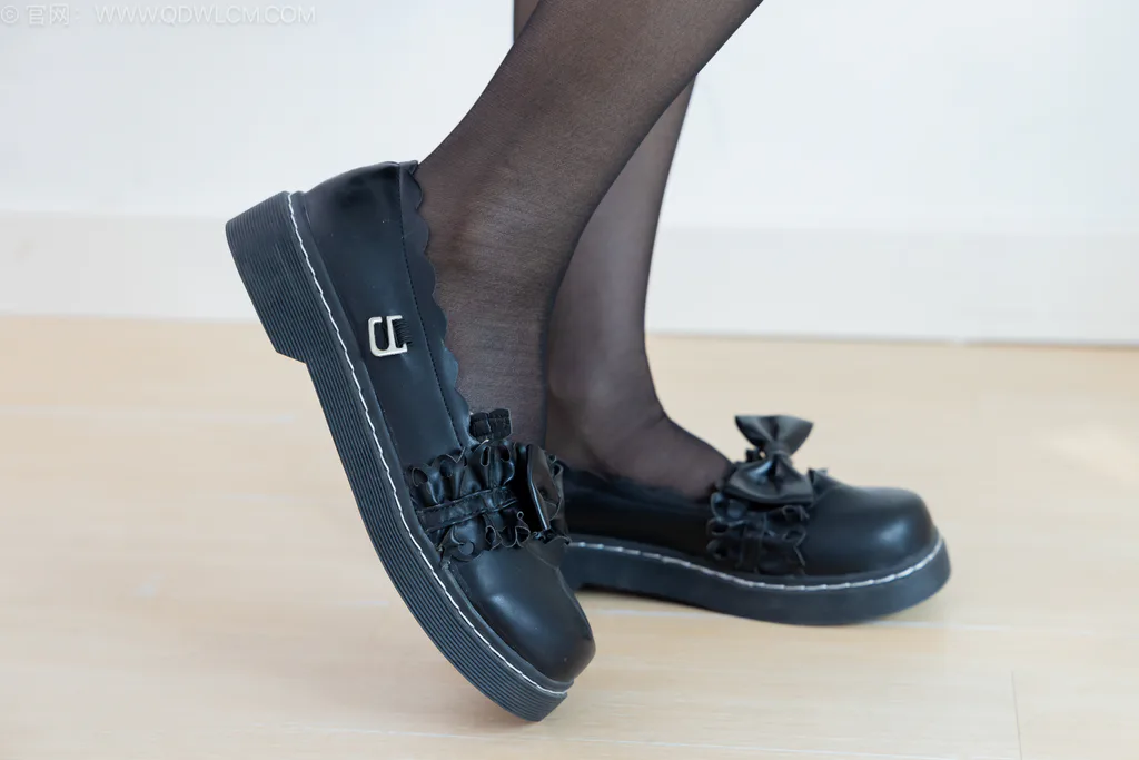 图片[7]-勿恋传媒 NO.2577 菜菜-皮鞋、小腿薄黑丝、裸足[305P]-草丛看图