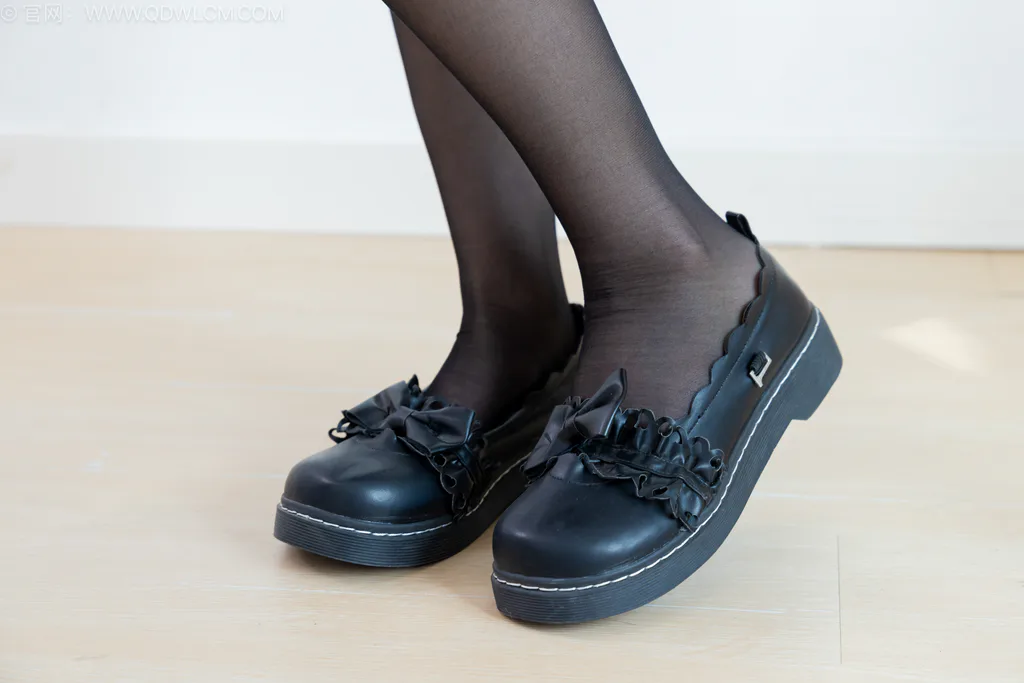 图片[8]-勿恋传媒 NO.2577 菜菜-皮鞋、小腿薄黑丝、裸足[305P]-草丛看图