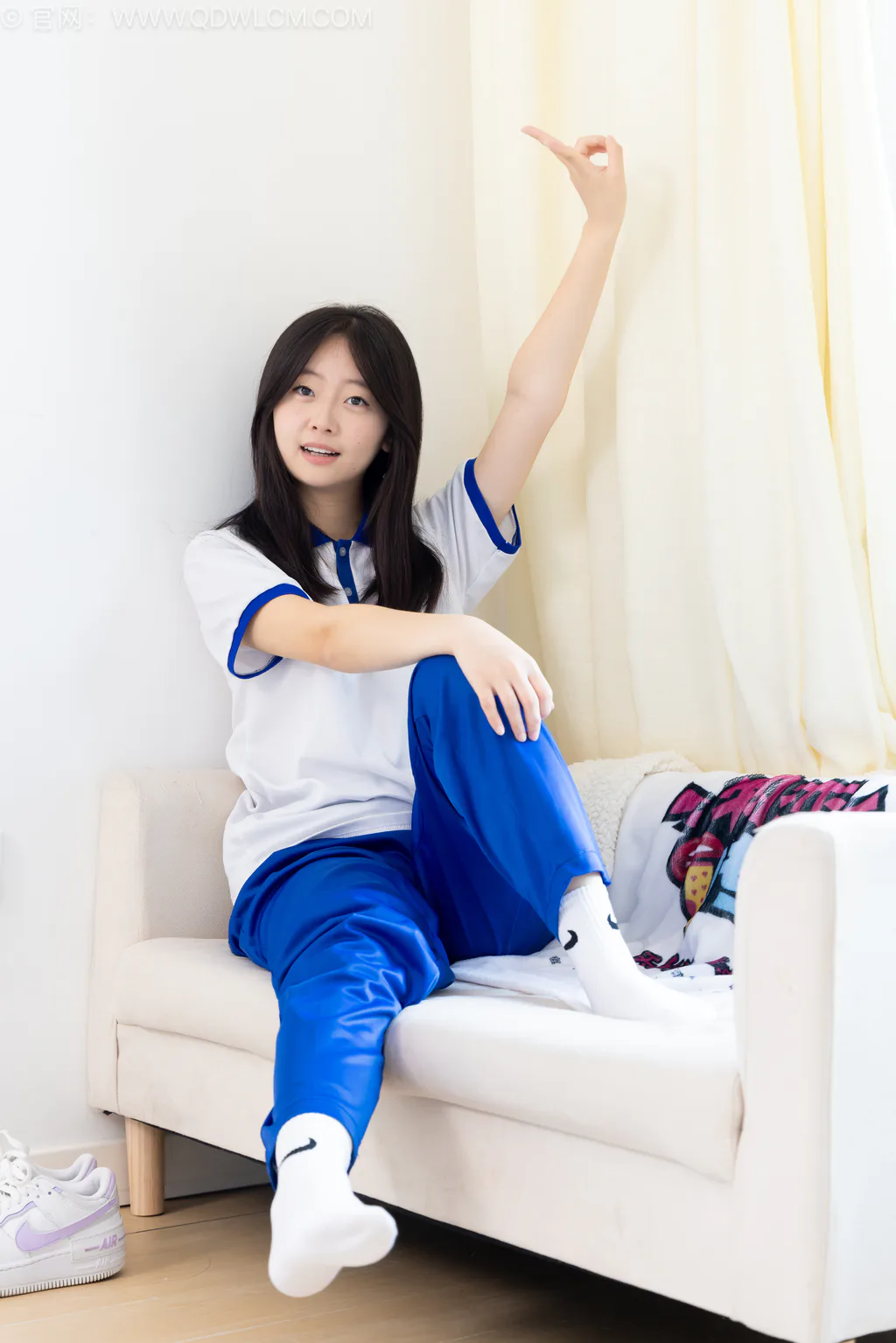 图片[1]-勿恋传媒 NO.2576 萌萌-板鞋、白棉袜、裸足、校服[153P]-草丛看图