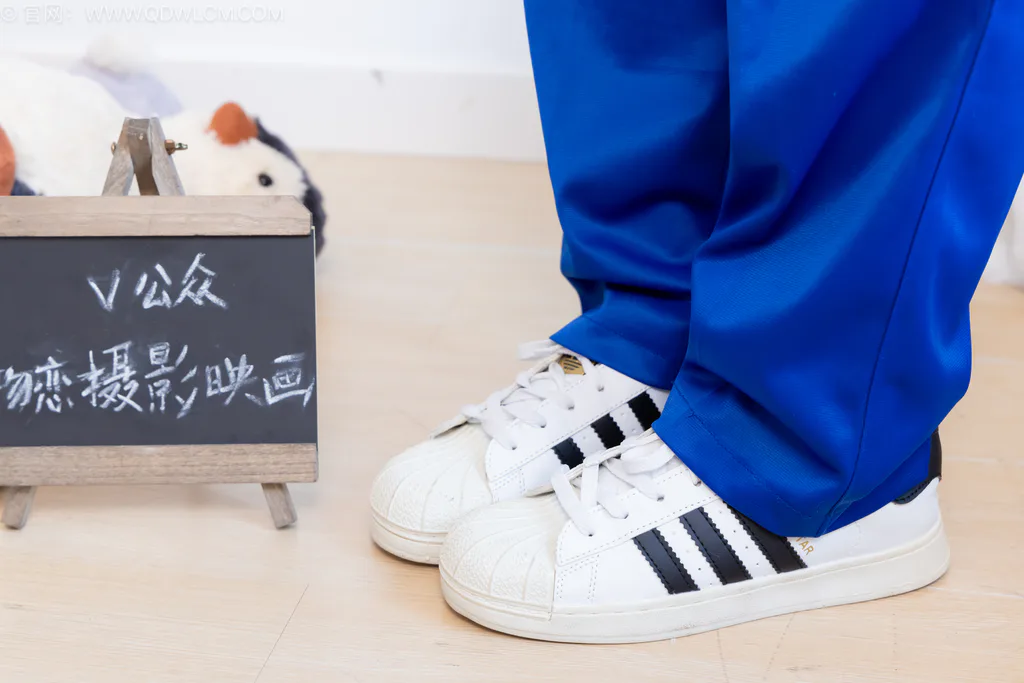 图片[2]-精选勿恋传媒 NO.2579 青提-板鞋、白棉袜、裸足、校服[150P]-草丛看图