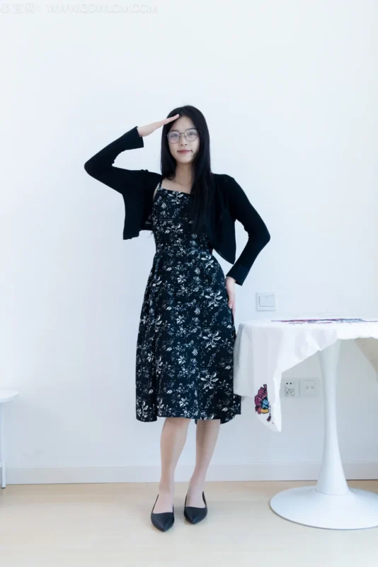 精选勿恋传媒 NO.2580 茯苓-平底鞋、薄肉丝、裸足[150P]-草丛看图