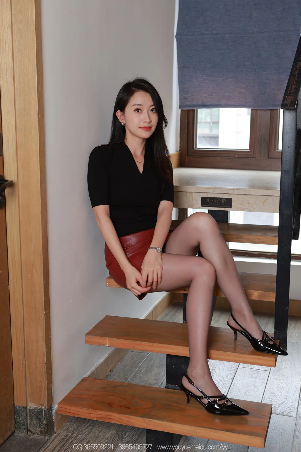 图片[1]-精选[IESS异思趣向] 2025.11.12 丝享家2208：小婕《红色小皮裙》[90P]-草丛看图