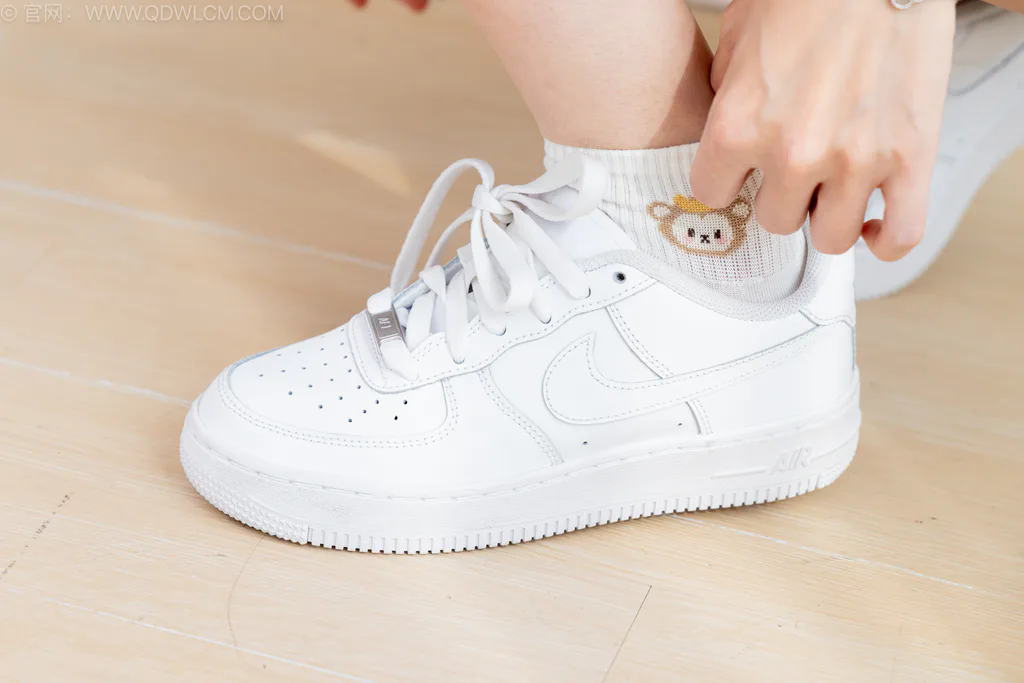 图片[5]-精选勿恋传媒 NO.2581 小熊-板鞋、白棉袜、裸足[150P]-草丛看图