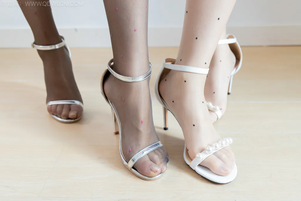 图片[1]-精选勿恋传媒 NO.2583 泡泡&橙子-两双高跟凉鞋、油亮薄黑丝、油亮薄肉丝[214P]-草丛看图