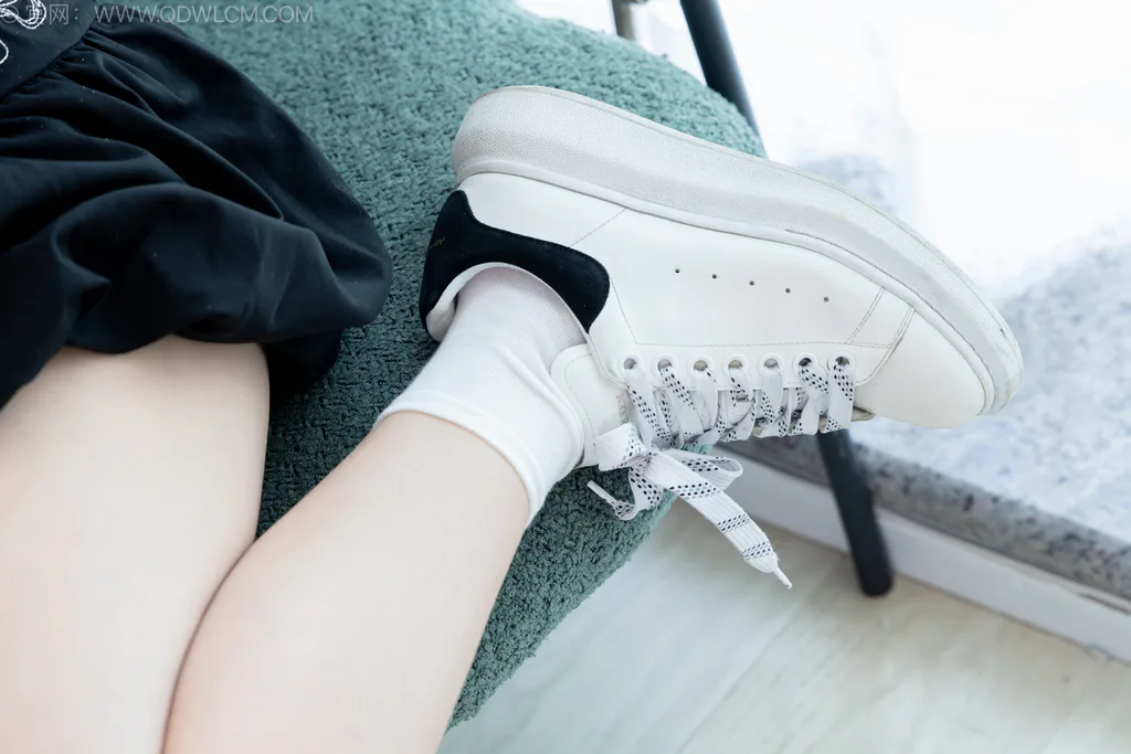 图片[2]-精选勿恋传媒 NO.2582 面面-板鞋、纯白棉袜、裸足[150P]-草丛看图