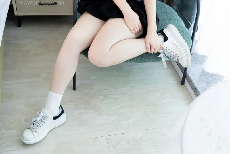 精选勿恋传媒 NO.2582 面面-板鞋、纯白棉袜、裸足[150P]-草丛看图