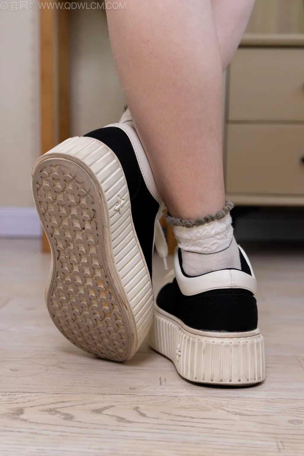 图片[2]-精选勿恋传媒 NO.2587 面面-板鞋、白棉袜、裸足[143P]-草丛看图