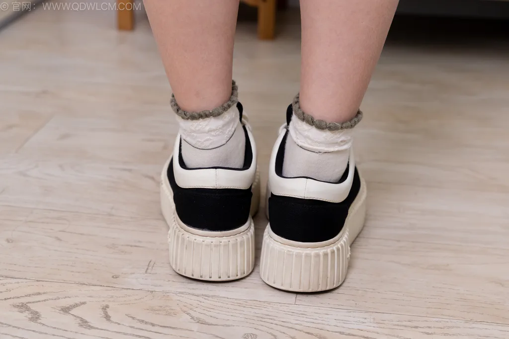 图片[1]-精选勿恋传媒 NO.2587 面面-板鞋、白棉袜、裸足[143P]-草丛看图