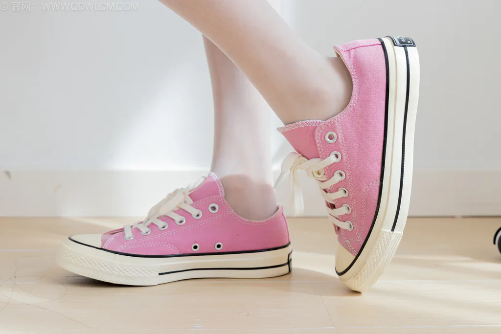 图片[2]-精选勿恋传媒 NO.2588 茯苓-两双帆布鞋、薄白丝[159P]-草丛看图