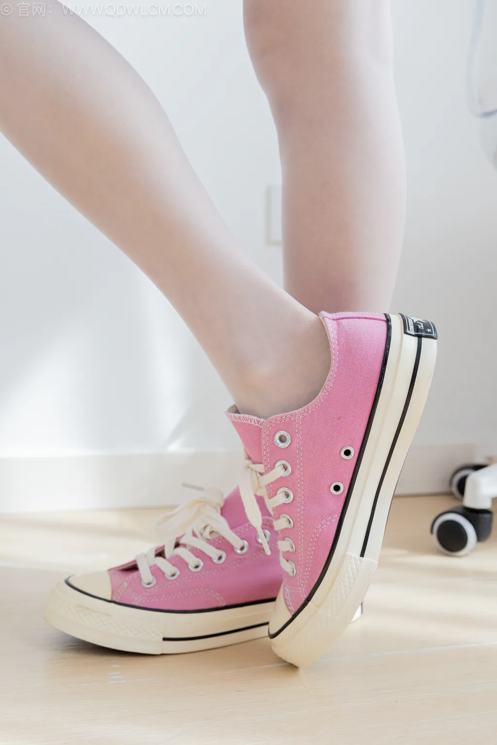 图片[3]-精选勿恋传媒 NO.2588 茯苓-两双帆布鞋、薄白丝[159P]-草丛看图