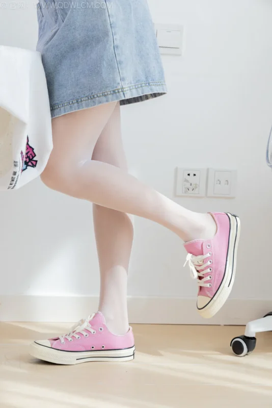 精选勿恋传媒 NO.2588 茯苓-两双帆布鞋、薄白丝[159P]-草丛看图