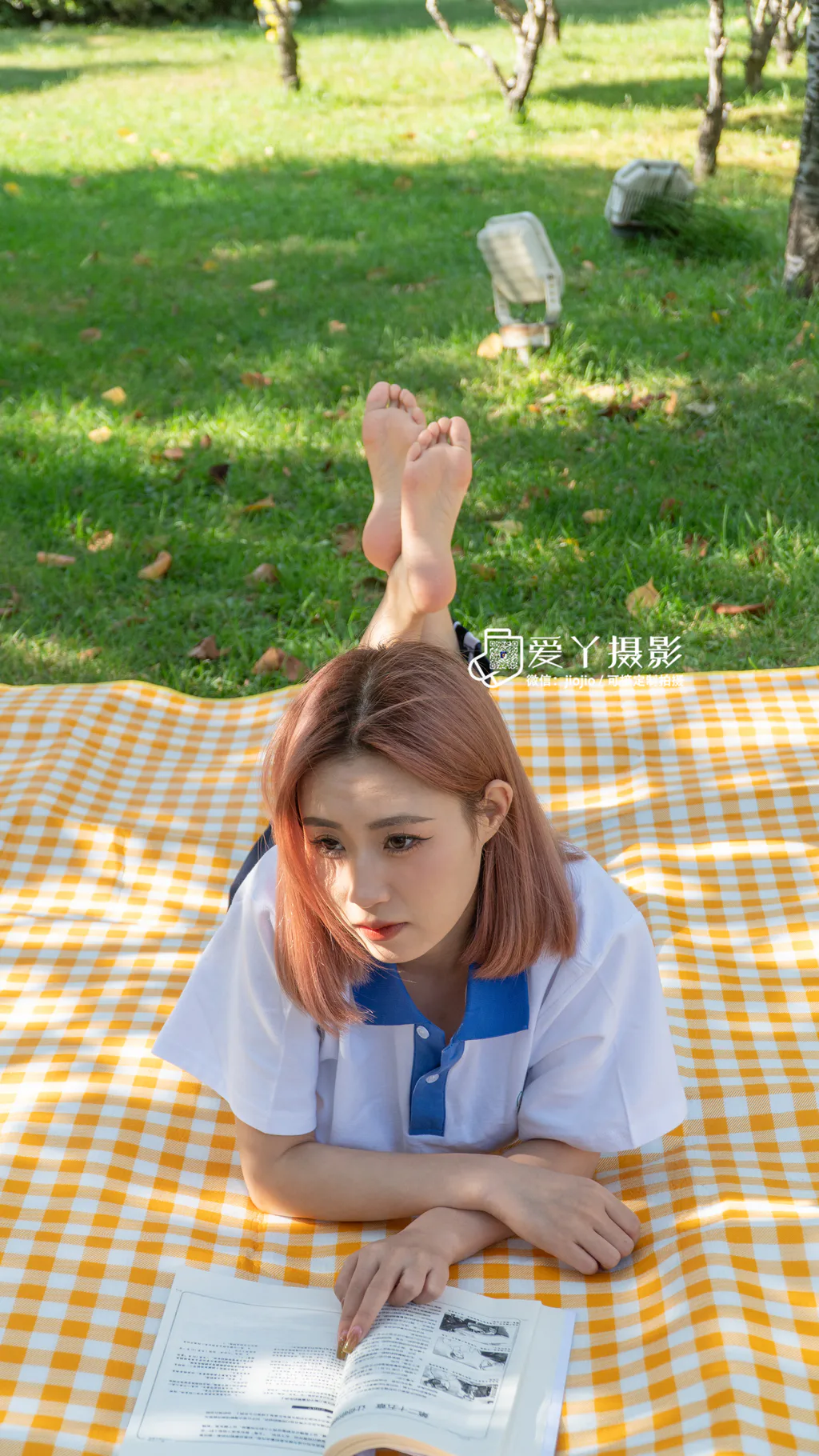 图片[2]-精选爱丫摄影 001 不良少女（草坪校服學姐展嫩足）[128P]-草丛看图