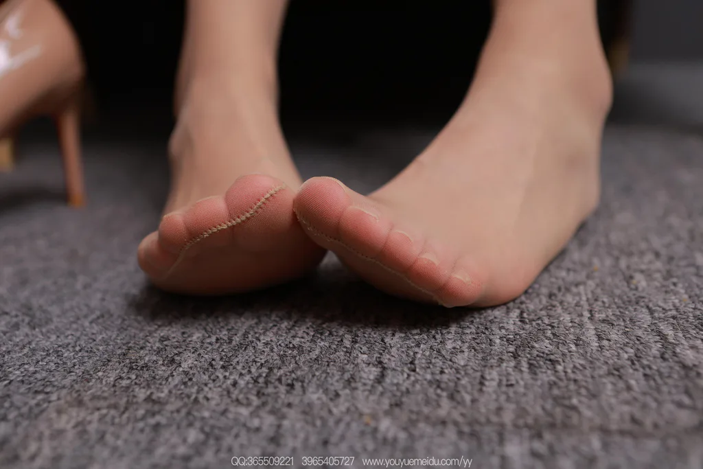 图片[2]-精选[IESS异思趣向] 2025.11.24 丝享家2219：小婕《OL至服（上）》[90P]-草丛看图