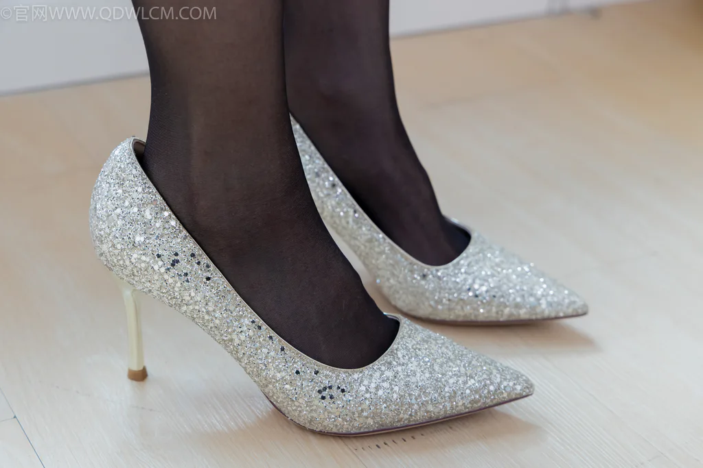 图片[1]-精选勿恋传媒 NO.2594 菜菜-高跟鞋、薄黑丝、裸足[154P]-草丛看图