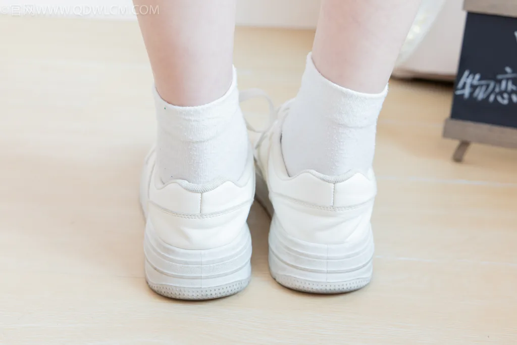 图片[2]-精选勿恋传媒 NO.2595 水密桃-板鞋、白棉袜、裸足[161P]-草丛看图