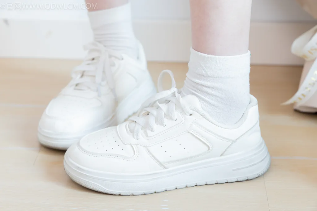 图片[4]-精选勿恋传媒 NO.2595 水密桃-板鞋、白棉袜、裸足[161P]-草丛看图