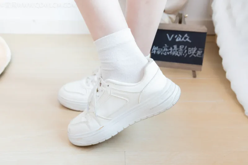 精选勿恋传媒 NO.2595 水密桃-板鞋、白棉袜、裸足[161P]-草丛看图