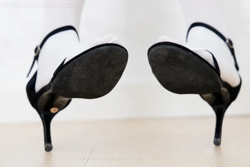 精选勿恋传媒 NO.2597 泡泡-高跟鞋、厚白丝、裸足、小人国[163P]-草丛看图