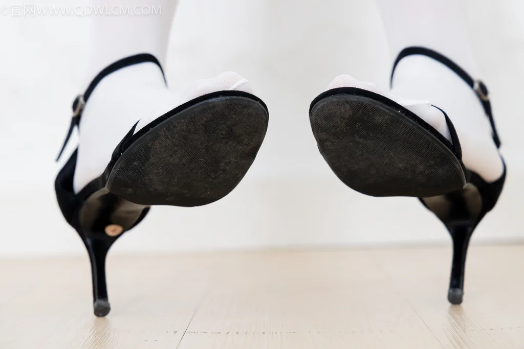 图片[1]-精选勿恋传媒 NO.2597 泡泡-高跟鞋、厚白丝、裸足、小人国[163P]-草丛看图