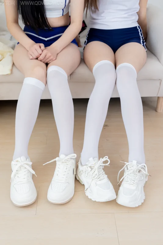 精选勿恋传媒 NO.2600 泡泡&橙子-运动鞋、板鞋、裸足、体操服[165P]-草丛看图