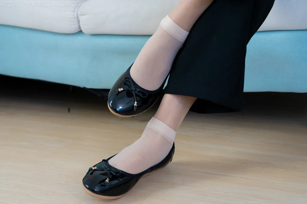 图片[2]-精选勿恋传媒 NO.2603 茯苓-平底鞋、短肉丝、短黑丝、薄肉丝、银行至服[230P]-草丛看图